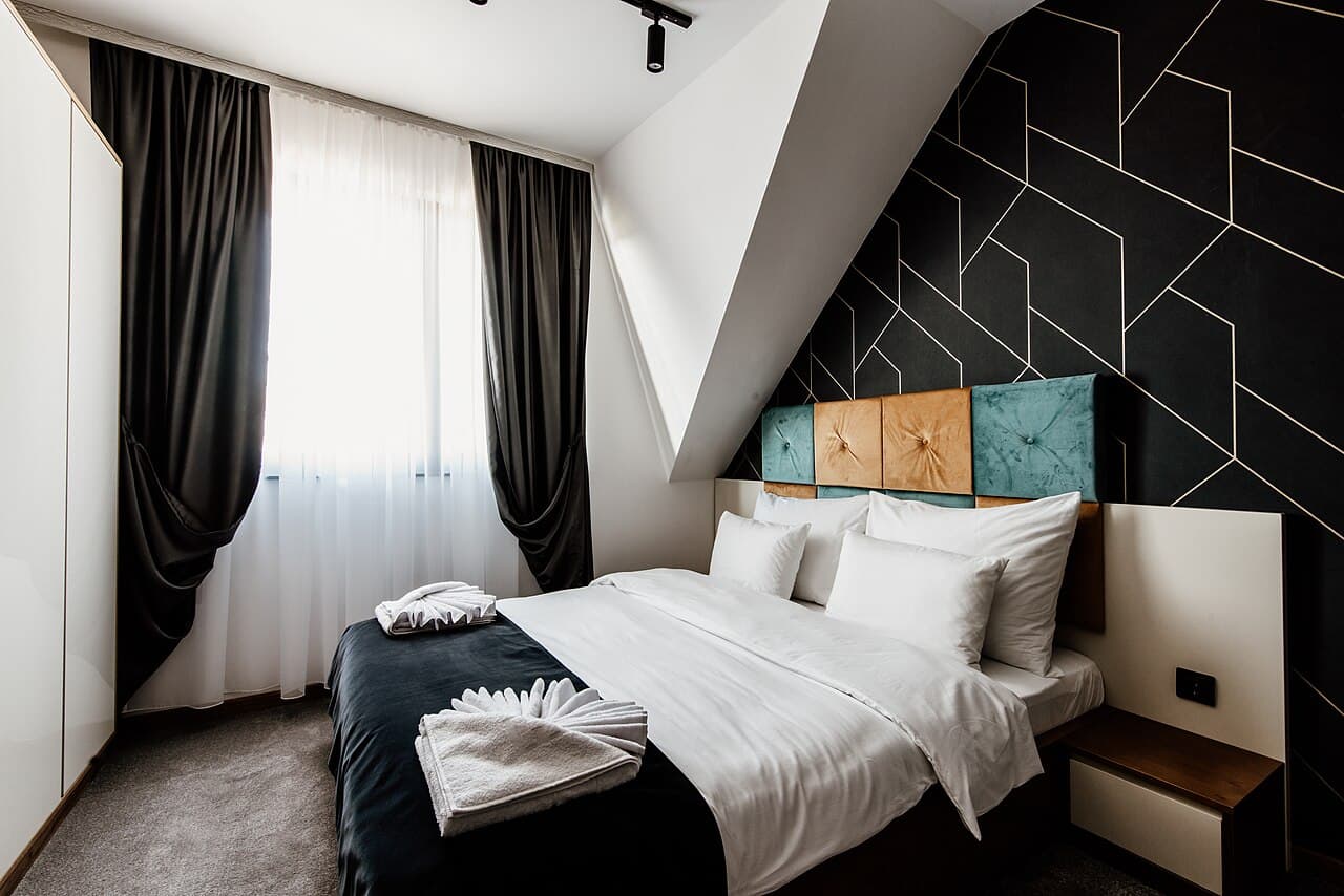 ROOM 07 — CORNER